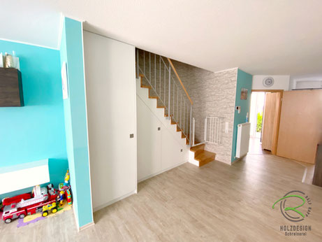 Einbauschrank in weiß nach Maß unter gewendelte Treppe, weißer Treppenschrank, Treppe mit integriertem Schrank, Maßgefertigter Schrank unter Treppe, Einbauschrank vom Schreiner unter Treppe, Treppenunterschrank in weiß von Schreinerei Holzdesign Ralf Rapp