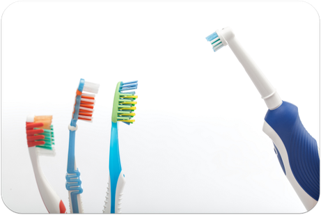 Sind elektrische Zahnbürsten besser als Hand-Zahnbürsten? Was sagt der Zahnarzt dazu? (© themanofsteel - Fotolia.com)