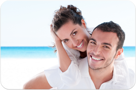Attraktiv mit weißen Zähnen (© Rido - Fotolia.com)