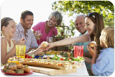 Zahnimplantate: Endlich wieder unbeschwert am Leben teilnehmen und essen, was man mag! (© Monkey Business - Fotolia.com)