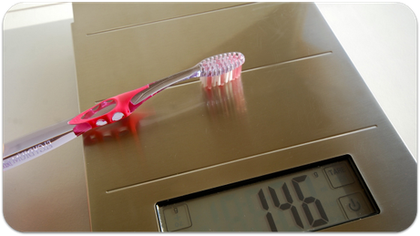 Zu starker Druck mit der Zahnbürste kann zu Schäden an Zähnen und Zahnfleisch führen. Wie stark darf ich höchstens drücken? (© proDente e.V.)