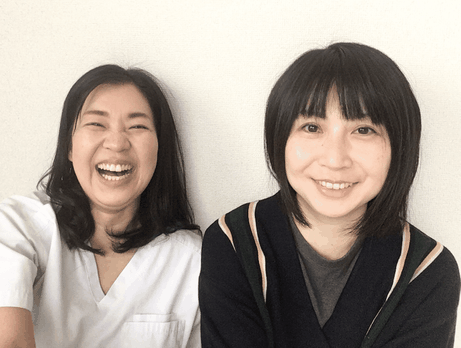 緑の整体院院内にて頭痛患者さんの山上さんが頭痛が改善して笑顔になった時に一緒にとった写真です