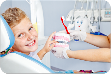 Immer mehr Eltern kommen mit ihren Kindern zur regelmäßigen Prophylaxe beim Zahnarzt. Sie wissen, dass sie damit die Zähne ihrer Kinder vor Karies schützen. (© Anatoliy Samara - Fotolia.com)