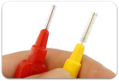 Mit welchen Hilfsmitteln lassen sich die Zahnzwischenräume am besten säubern? (© blauviolette - Fotolia.com)