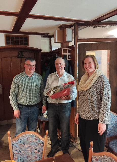 V. li. n. re.: Martin Straub, Jubilar Josef Hafenmaier, Barbara Beckert