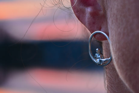 Dieses Halscollie gestaltete Iela Scherrer aus echten Natur Perlen welche ich mit Silberfassungen veredelte. Der einzigartige Unikat Schmuck wurde von ihr entworfen und von Hand in ihrer Atelier und Werkstatt in Schaffhausen Schweiz angefertigt.