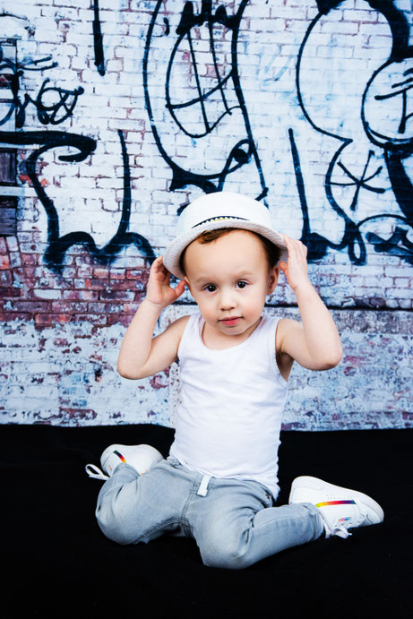 Jongen doet hoed op tijdens cake smash shoot