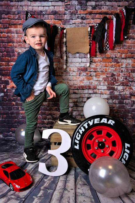 Jongen met formule 1 wiel in cake smash shoot