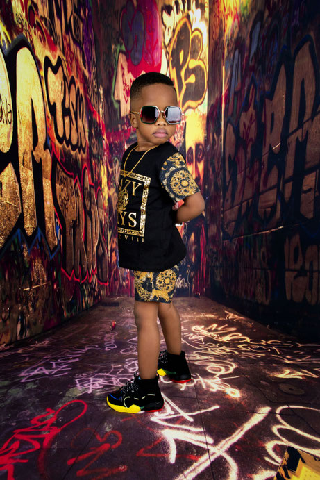 Coole jongen met zonnebril in cake smash shoot