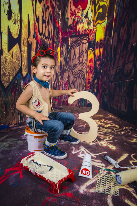 Jongen met bril en graffiti in cake smash shoot