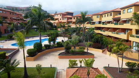 Ansicht der Poolanlage der Wohnanlage wo die Langzeitwohnung ist auf Teneriffa.