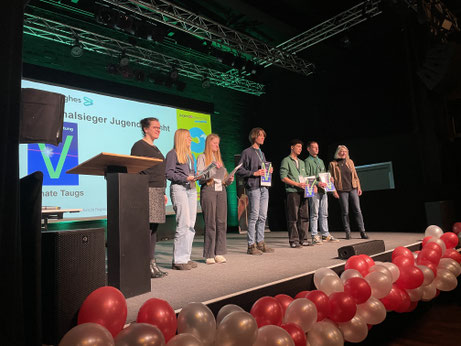 Die in Celle gekürten Preisträgerinnen und Preisträger nahmen ihre Urkunde aus der Hand unserer Stiftungsratssprecherin Dr. Renate Taugs (ganz rechts) entgegen.