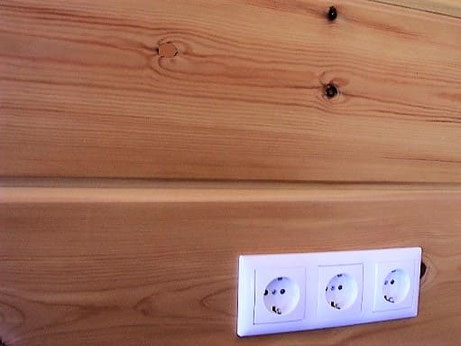 Elektrokabel im Wohnblockhaus, Blockhaus, Holzhaus in Blockbauweise, Blockhausbau