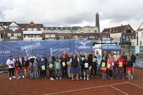 Siegerehrung der Borkum SENIOR Open mit Peter Schöpel von der Nordseeheilbad Borkum GmbH und allen Teilnehmern des Turniers.