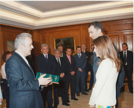 Con los presidentes de las Asociaciones de Libreros Anticuarios españolas entregando a los Reyes de España un libro por el nacimiento de la Infanta Leonor