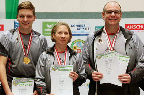 Einen neuen Landesrekord erzielten (von links) Lars Fleissner, Anke Barthelmess und Timo Durchdewald mit 1530 Ringen. (Foto: Werner Wabnitz) 