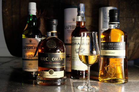 Whisky Tasting Hamburg, Whisky Tasting Buxtehude, a whisky dram, Laphroiag Whisky, scotch, kilchoman, Scotch, Bourbon, Nosing Glas