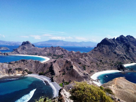 Uitzicht vanuit de top van Padar eiland in het Komodo national park op de Kleine Sunda eilanden in Indonesie