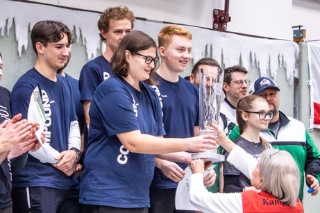 Bürstadt empfängt Pokal: Christel Dohm-Schwarze übergibt den Meisterpokal an das Team aus Bürstadt. (Foto: Anne John) 