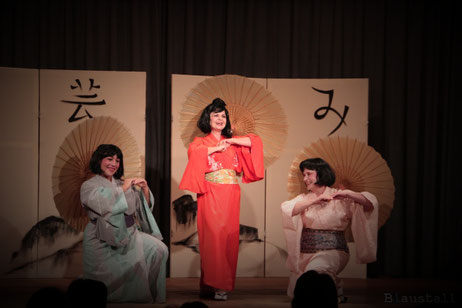 Szenenbild "Drei junge Damen" - Der Mikado (2017)