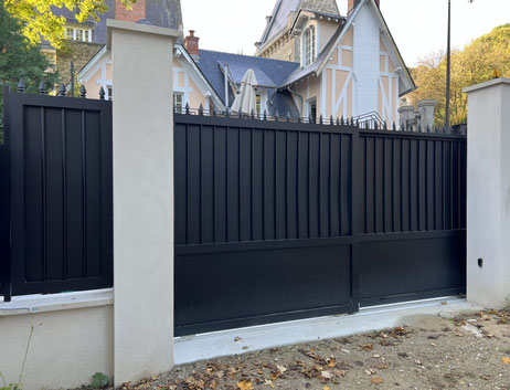Portail télescopique aluminium sur mesure installé à Rueil-Malmaison (92) par Aluminios Faustino France