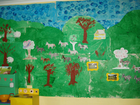オーストラリアでは、子ども達が作った物が大きな作品となって壁面になっていました。