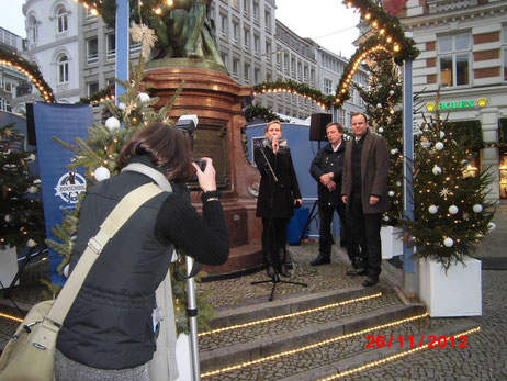 v.l. Antke Kreft (Boxschool e.V.), Hans-Werner Rüth (Hansemarkt) u. Andy Grote (Leiter Bezirksamt Hamburg-Mitte).