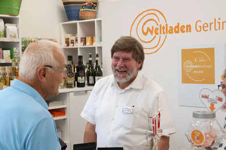 Dr. Markus Rösler unterstützt hinter der Theke des Weltladens Gerlingen