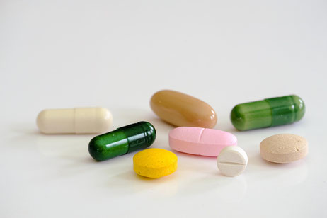 bunte Kapseln und Tabletten