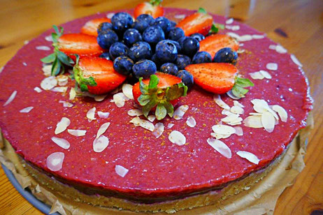 Basisch Vegane  No Bake Frucht-Torte mit Mandel-Dattelboden, Heidelbeer-Zimtcreme und Erdbeer-Vanillecreme zum Muttertag