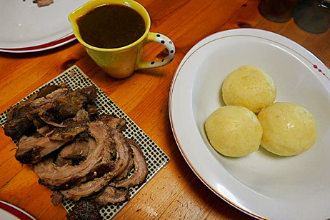 Kartoffelklöße mit Wildschweinrollbraten