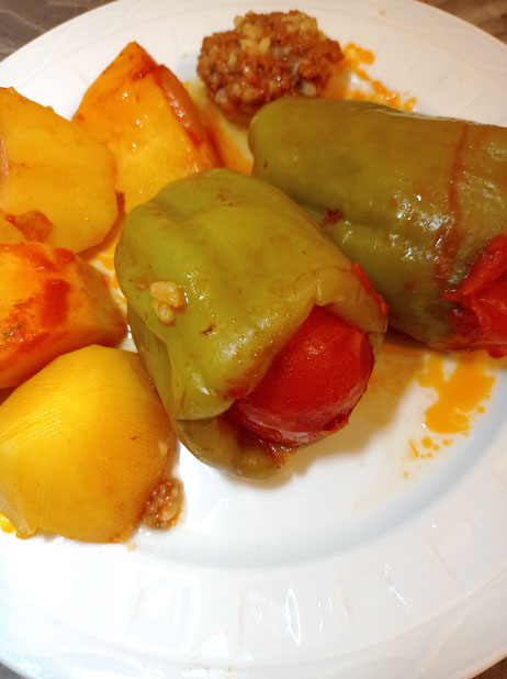 Gefüllte Paprika mit Hackfleisch auf türkische Art - Alles Türkei