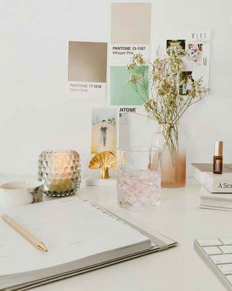 Bureau avec moodboard au mur, pour illustrer l'article de blog mariage "Les couleurs de mariage : comment faire le bon choix ?", par My Daydream Wedding, wedding planner et designer sur Lille, Paris et toute la France