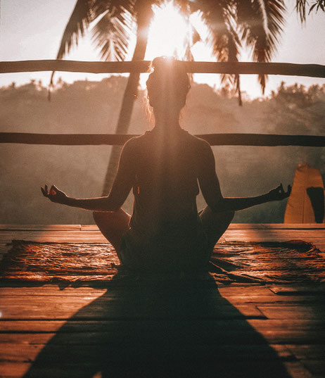 Femme assise en extérieur, avec une pose zen, pour illustrer l'article de blog mariage "Ce qui peut gâcher votre mariage", par My Daydream Wedding, wedding planner et designer à Lille, Paris et toute la France