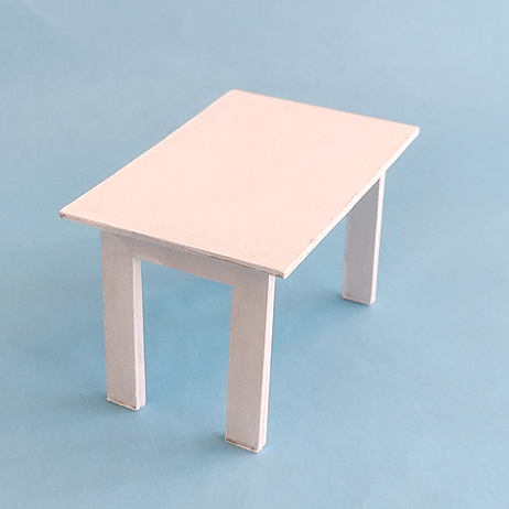 Miniatur-Tisch aus Pappe basteln 1:12