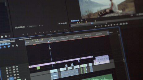 Gros plan sur un écran affichant la timeline d’un logiciel de montage vidéo professionnel