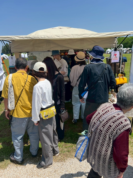 帆布バッグのお店Cargo Shipは四国の香川県高松市初の帆布バッグブランドで、この日は新潟県三条市で行われた三条クラフトフェアに出店したトキの風景です。テントの中には入りきらないほどのお客様がたくさんいらっしゃいます