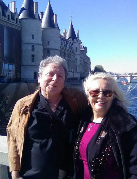 Nosotros en el pont Au Change de la capital francesa, delante de La Conciergerie (isla de la Cité).