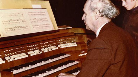 Bernd Allenstein (1916–2008) an der Orgel in der St.-Martinus-Pfarrkirche Olpe