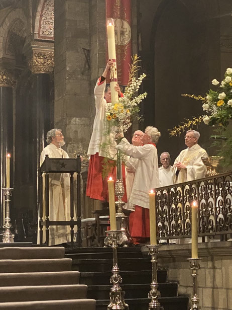 Maastricht - Onze Lieve Vrouwebasiliek - Paaswake 8 april 2023 - Opdracht voor alle mensen: 'Wees een bewuste Lichtdrager, eer de Goddelijke Vonk in jezelf en met anderen.' Foto: ThP 230408