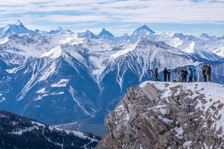 Viel los in den Alpen ... im Hintergrund die wunderbare Silhouette der Schweizer Alpen.