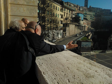 Nella foto il sindaco Nicola Ottaviani illustra dove sorgerà il nuovo polo culturale