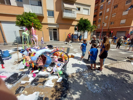 Ballester, junto a los falleros de la falla Ingeniero Manuel Maese