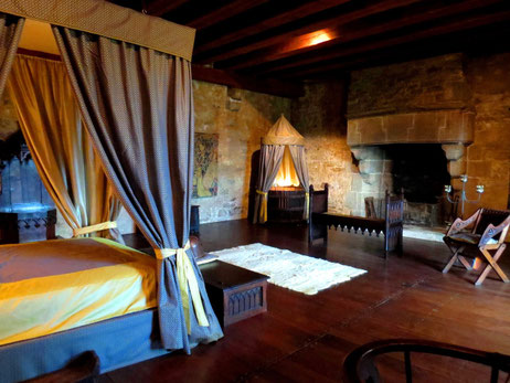 Chambre insolite au Château médiéval de Tennessus Chambre Seigneuriale avec cheminée
