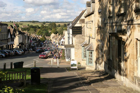 Hauptstraße in Burford mit Blick auf die Hügel der Cotswolds ©My own Travel