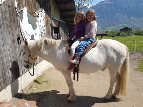 Lea und Nahla mit Gykuur