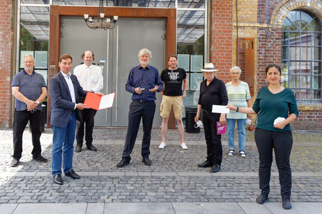 Sebastian Hartmann und Sara Zorlu überreichen den Ehrenamtspreis der SPD Rhein-Sieg an KIWi. Foto: Michael Patt.
