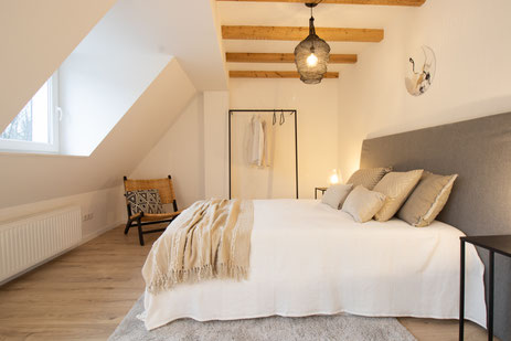 Home Staging Pizzuto optimieren und aufwerten von Immobilien für den Verkauf für ein Denkmal Wohnung in Wuppertal in NRW. IHK und DGHR Home Staging Expertin für NRW 