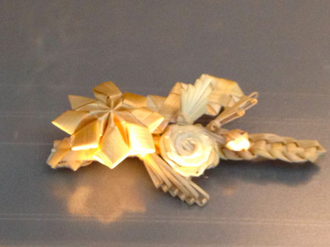 Une broche en tressage de paille en Suisse.