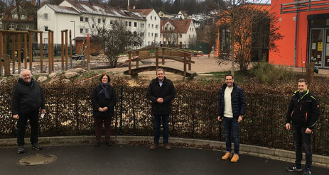 Vor der Kita Abenteuerland, v.l.: Thomas Bös, Andrea Zietz, Karsten Vollmar, Andreas Rey und Jan Saal